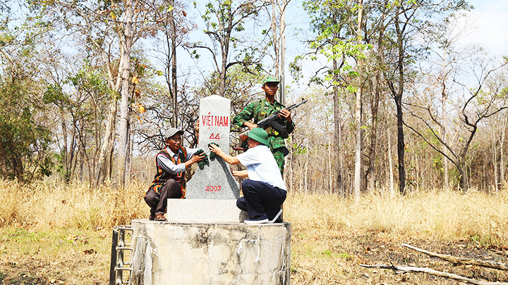 Cán bộ và nhân dân vệ sinh cột mốc chủ quyền biên giới quốc gia.