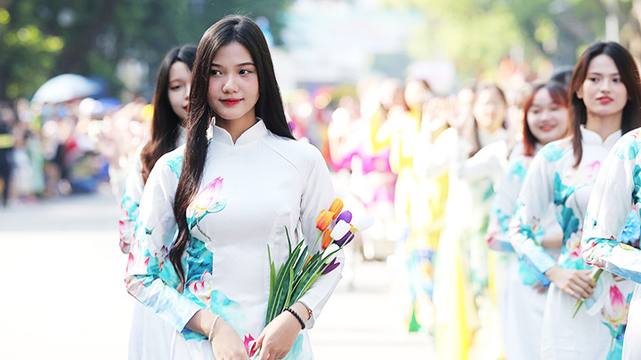 Dịu dàng sắc thu vương trên tà áo dài thiếu nữ Hà thành.