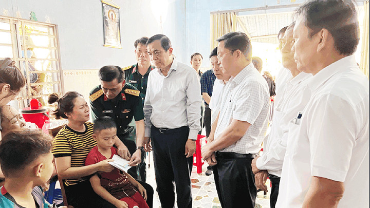 Lãnh đạo tỉnh Quảng Nam và huyện Núi Thành thăm hỏi, động viên, chia sẻ nỗi đau mất mát với gia đình ngư dân Đỗ Văn Hải.