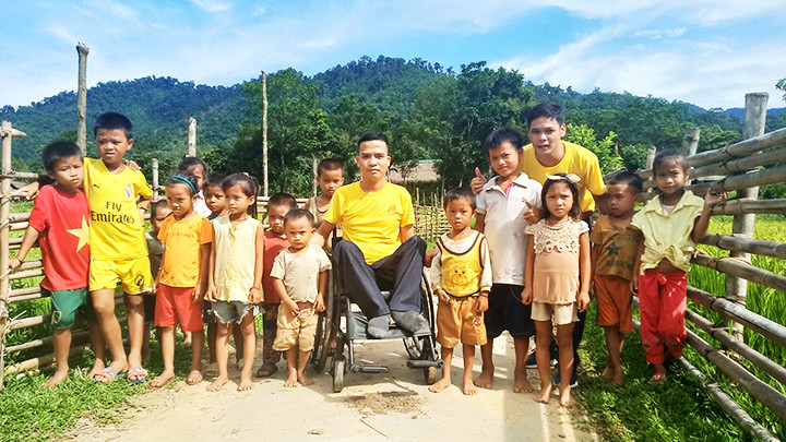 Anh Tài và các em nhỏ vùng cao trong chuyến thiện nguyện năm 2020.