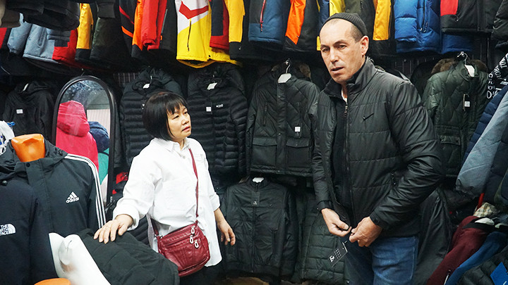 Chị Lê Thị Đào Viên đang bán hàng cho khách. 