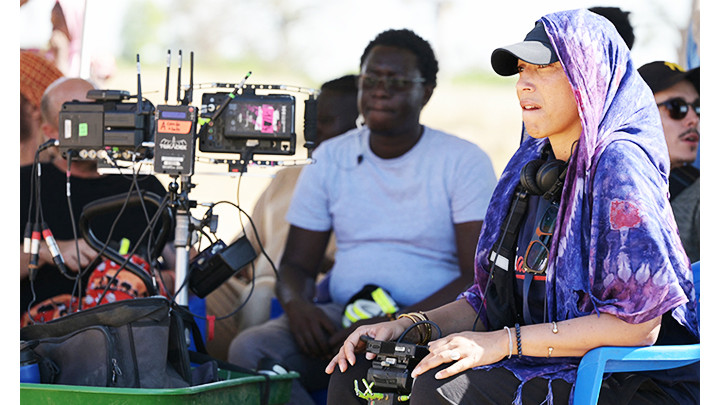 Đạo diễn Leila Sy trên trường quay Banlieusard 2 tại Senegal. Ảnh: LE MONDE
