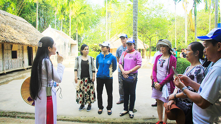 Hướng dẫn khách tham quan Khu Di tích lịch sử - văn hóa quốc gia đặc biệt Kim Liên (Nam Đàn, Nghệ An). Ảnh: SÁCH NGUYỄN