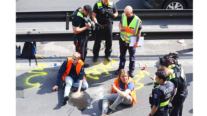Một số nhà hoạt động của Last Generation gây cản trở giao thông tại Đức. Ảnh: REUTERS