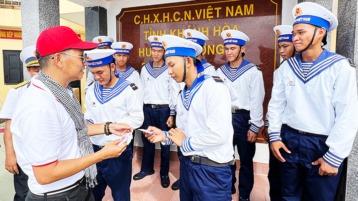 Tặng thẻ cho các chiến sĩ đảo Đá Đông C.