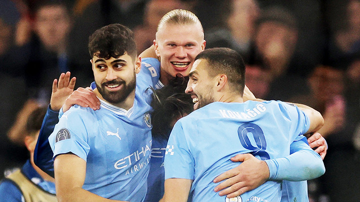 Man City giành lại ngôi đầu bảng Premier League từ tay Tottenham.