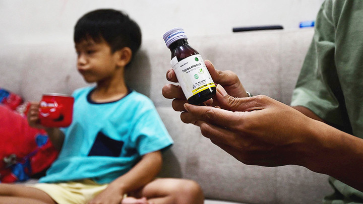 Siro ho nhiễm độc của Afi Farma khiến nhiều trẻ em tử vong. Ảnh: AFP