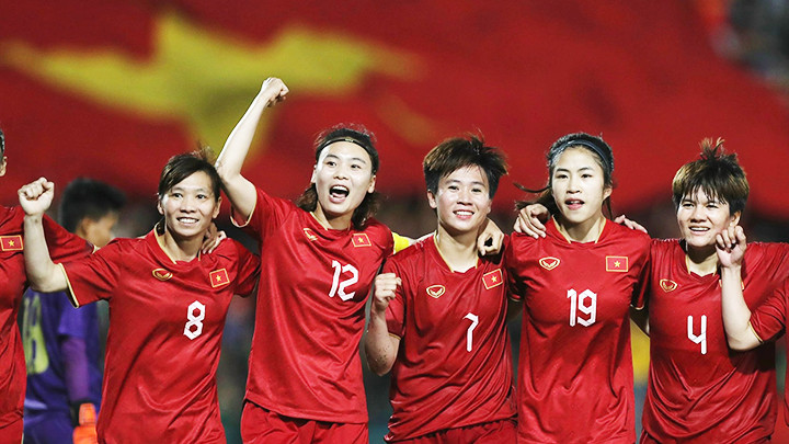 “Những nữ chiến binh sao vàng” lần đầu tiên mang lá cờ Tổ quốc đến với VCK World Cup. Ảnh: SONG NGƯ