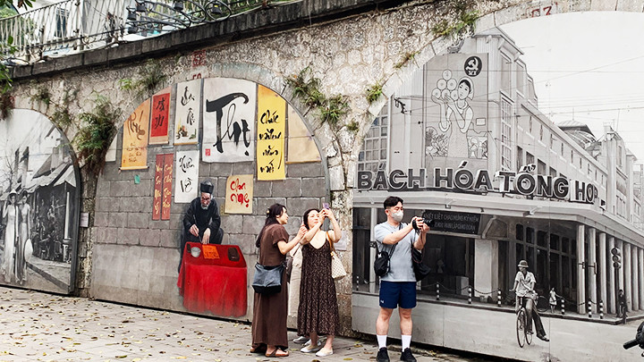 Tranh tường trên phố Phùng Hưng thu hút nhiều khách du lịch.