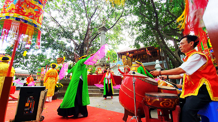 Múa dâng hương tại Khu di tích tưởng niệm vua Lê Thái Tổ.