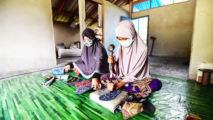 Rohaning đã có thêm thu nhập từ dự án tái chế giày dép. Ảnh: CHANNEL NEWS ASIA