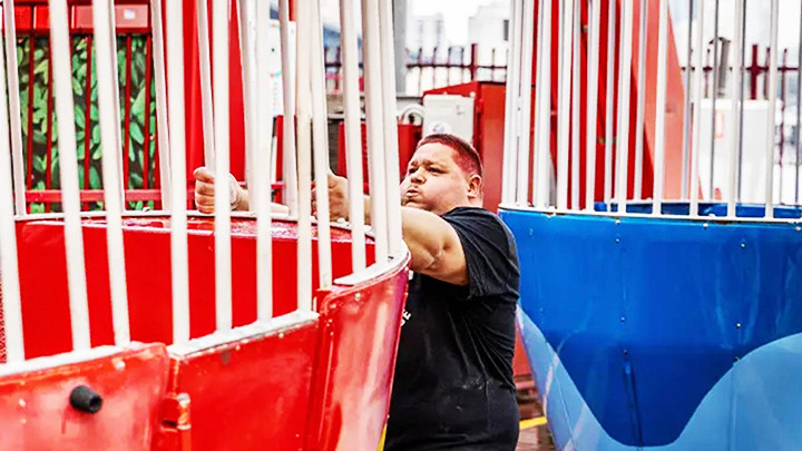 Đẩy vòng đu quay bằng tay không