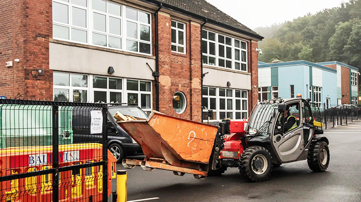 Một số trường học phải tạm đóng cửa trước lo ngại mất an toàn. Ảnh: TELEGRAPH