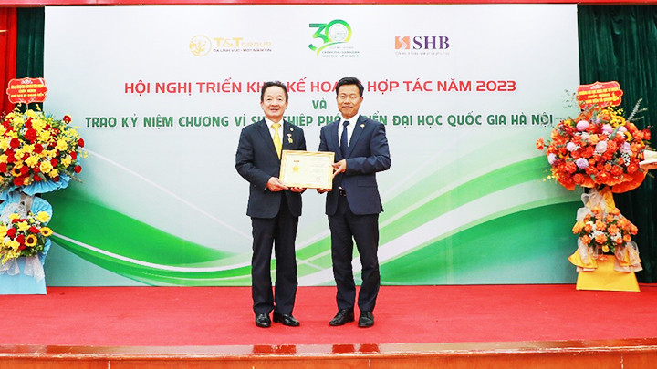 GS, TS Lê Quân (bên phải) trao kỷ niệm chương Vì sự nghiệp phát triển ĐHQGHN cho doanh nhân Đỗ Quang Hiển.
