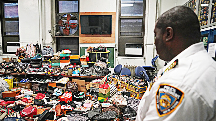 Một vụ thu giữ hàng giả ở New York. Ảnh: AP
