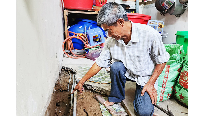 Người dân chỉ ra sai phạm của chủ đầu tư tại khu dân cư Thường Thạnh.