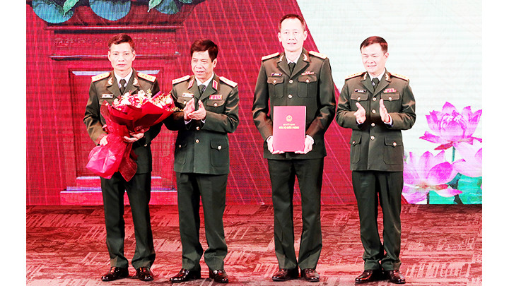 Lãnh đạo Trung tâm Thể thao Viettel nhận quyết định đổi tên đội bóng tại Lễ công bố ngày 21/11. 