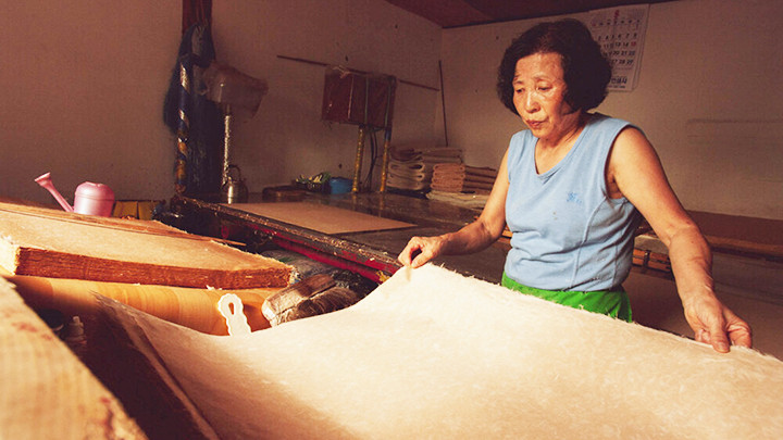 Một nghệ nhân làm giấy hanji tại Hàn Quốc. Ảnh: KOREA TIMES