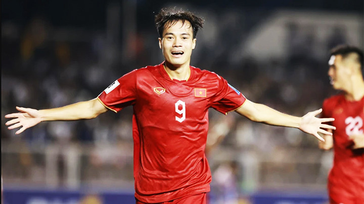 Tiền đạo Văn Toàn ăn mừng sau khi ghi bàn thắng vào lưới đội tuyển Philippines. Ảnh: HẢI HOÀNG