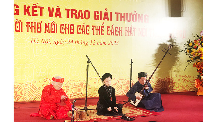 Các nghệ nhân ca trù biểu diễn một số tác phẩm được giải cao trong cuộc thi.