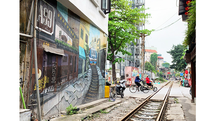 Trên cùng một đoạn phố, hai thể loại tranh trái ngược nhau làm giảm giá trị thẩm mỹ.