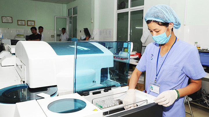 Các cơ sở y tế công lập đã có nhiều nỗ lực trong việc bảo đảm đủ vật tư và trang thiết bị y tế phục vụ công tác khám, chữa bệnh. Ảnh: HẢI NAM