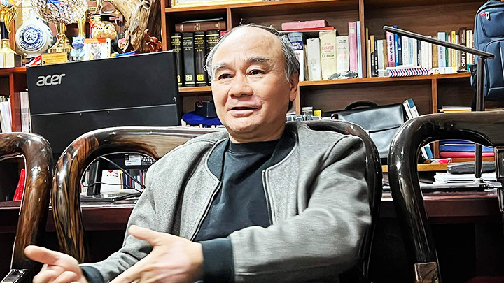 Ông Phạm Xuân Cần trao đổi kinh nghiệm tìm kiếm Vinh xưa.