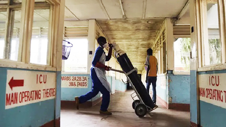 Nhiều nước châu Phi không tiếp cận được nguồn oxy cần thiết trong đại dịch Covid-19. Ảnh: AP