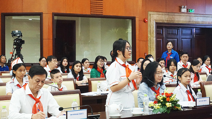 Các em thiếu nhi đóng góp ý kiến tại chương trình gặp gỡ.