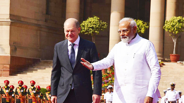 Thủ tướng Ấn Độ Modi (phải) chủ trì lễ đón người đồng cấp Đức Olaf Scholz tại New Delhi. Ảnh: THE HINDU