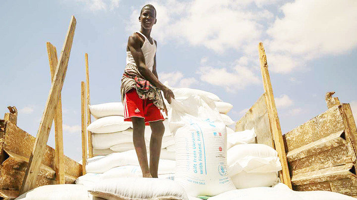 Ngũ cốc từ Ukraine phát miễn phí tại Somalia. Ảnh: REUTERS