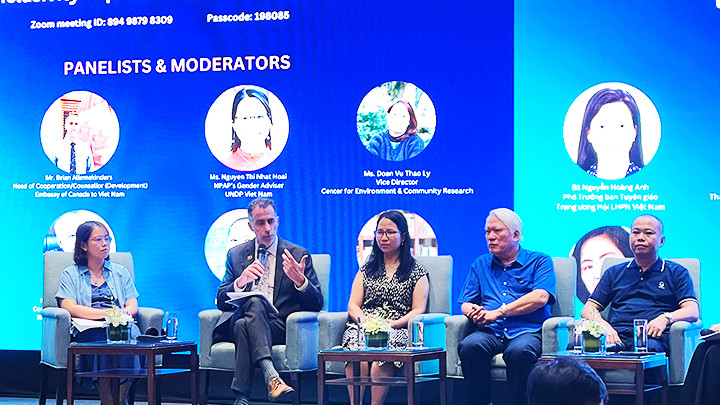 Các đại biểu tham gia buổi tọa đàm.