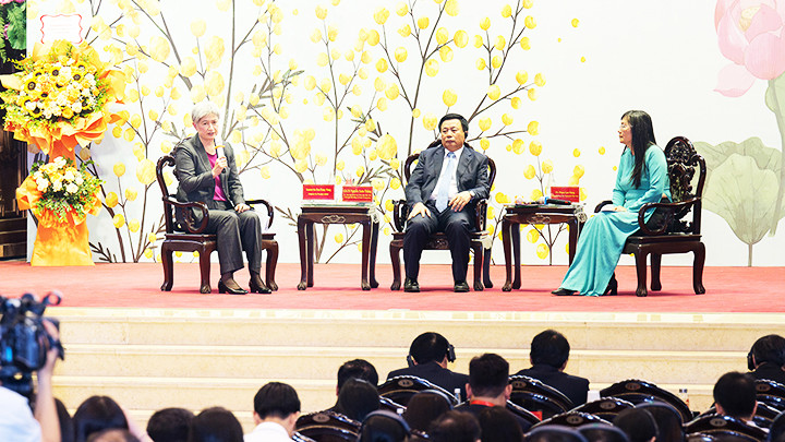 Đồng chí Nguyễn Xuân Thắng, Ủy viên Bộ Chính trị, Giám đốc Học viện Chính trị quốc gia Hồ Chí Minh, Chủ tịch Hội đồng Lý luận Trung ương và Bộ trưởng Ngoại giao Australia Penny Wong (trái) tại Diễn đàn.