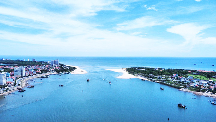 Cửa biển Nhật Lệ, TP Đồng Hới đổ về hướng bắc.