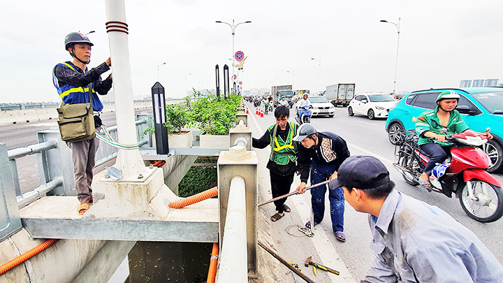 Đấu nối điện cho hệ thống chiếu sáng.