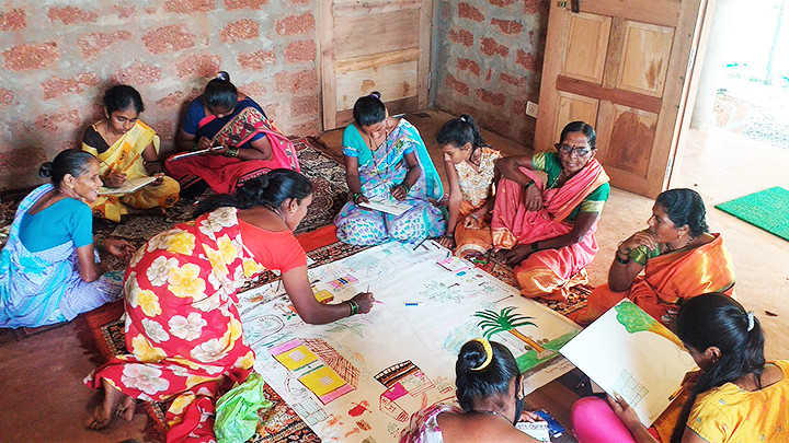 Các nữ họa sĩ nông thôn đang vẽ tranh. Ảnh: YOURSTORY