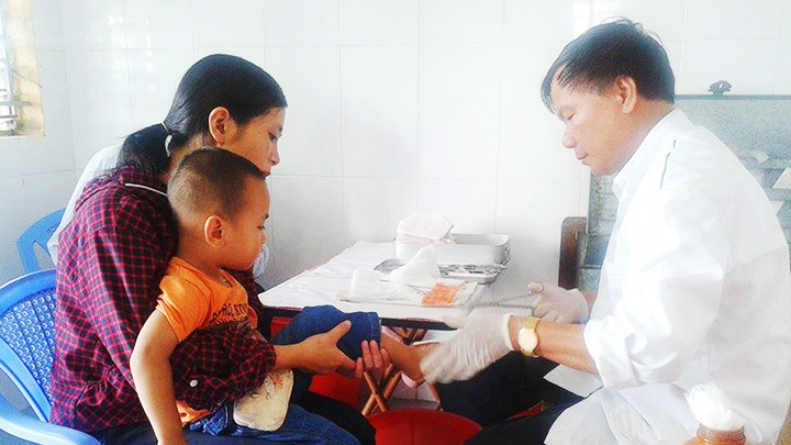 Lương y Thoàn chữa bỏng cho trẻ em tại nhà.