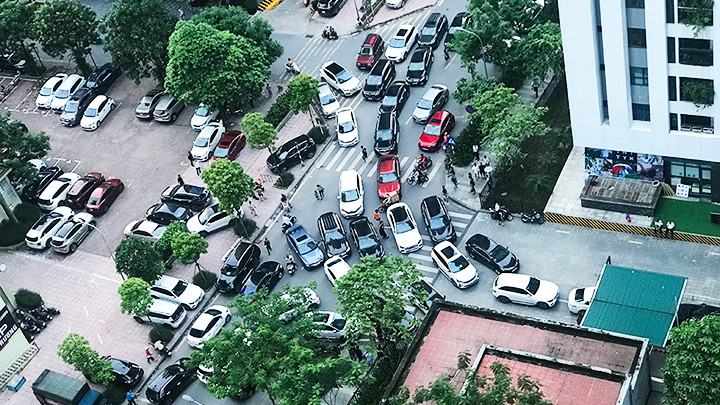 Cảnh ùn tắc từ chiều sau đó kéo dài đến tối ngày 7/8.