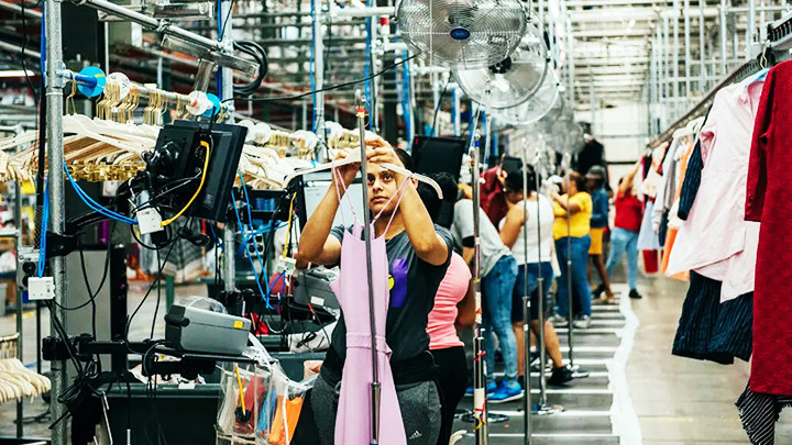 Xưởng quần áo của Rent the Runway. Ảnh: THE NEW YORK TIMES