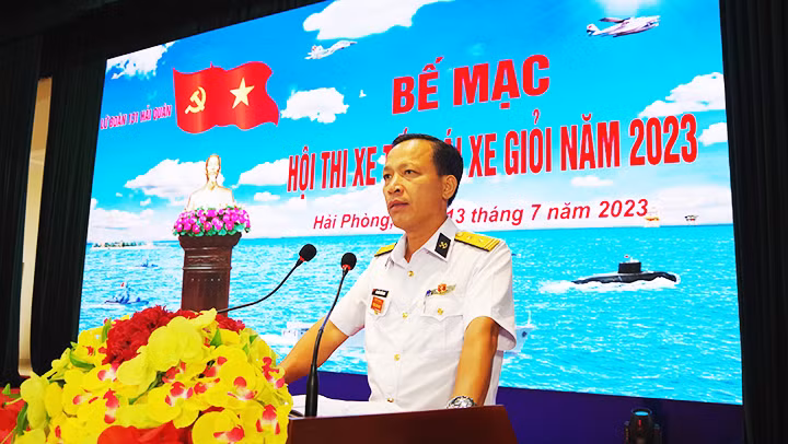 Lữ đoàn trưởng Nguyễn Trần Nam phát biểu trong “Hội thi xe tốt, lái xe giỏi năm 2023” của Lữ đoàn.