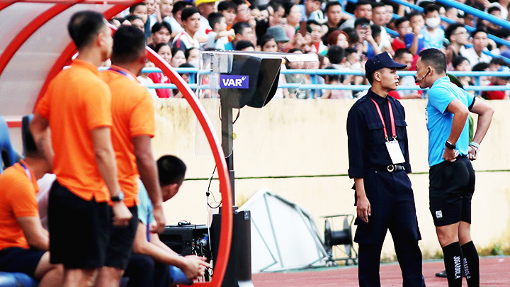 Công nghệ VAR được áp dụng tại V.League từ mùa giải 2022-2023. Ảnh: LÊ MINH