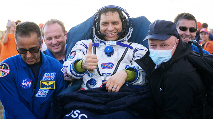 Trở về Trái đất sau 371 ngày trên vũ trụ