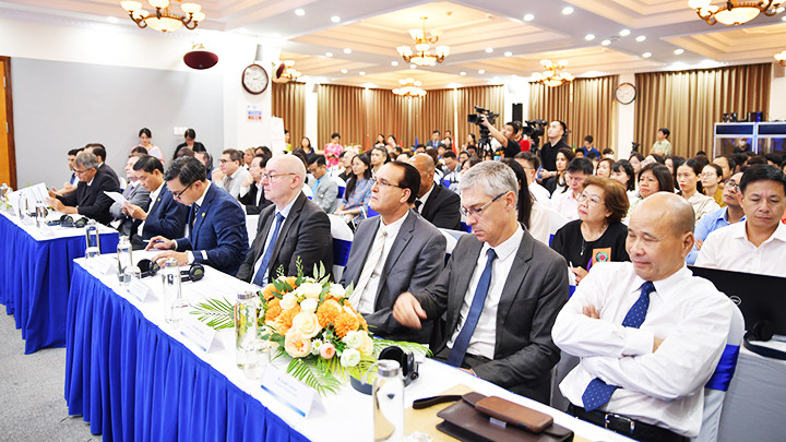 Các đại biểu tham gia phiên toàn thể tại diễn đàn.