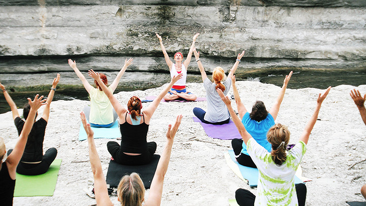 Một hoạt động trị liệu sức khỏe ngoài trời. Ảnh: GETTY