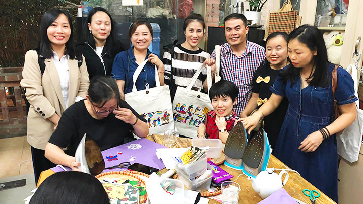 Thu Hiền giữa người thân và bè bạn.