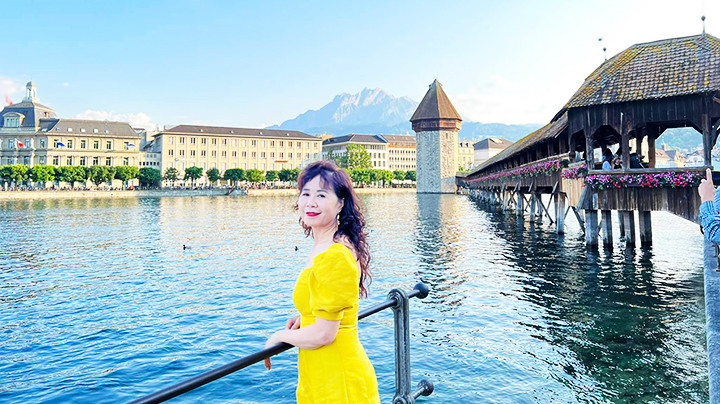 Du khách bên cây cầu gỗ Chappel cổ nhất châu Âu bắc qua sông Limmat thành phố Zurich (Thụy Sĩ).