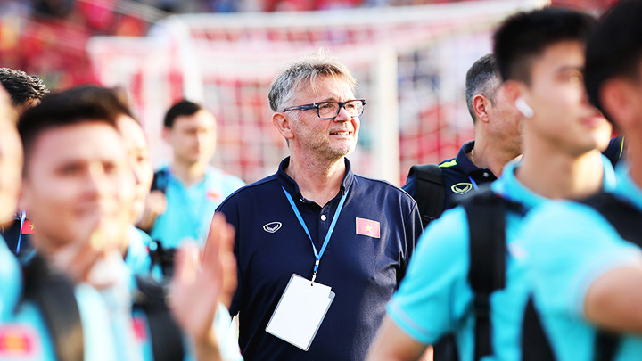 Người hâm mộ kỳ vọng HLV Troussier sẽ có những thay đổi tích cực trong lối chơi của đội tuyển Việt Nam. Ảnh: LÊ MINH