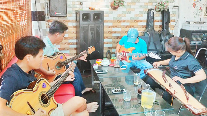 Buổi giao lưu của các học viên và người mộ điệu đờn ca tài tử được kết nối qua Facebook. Ảnh: NVCC