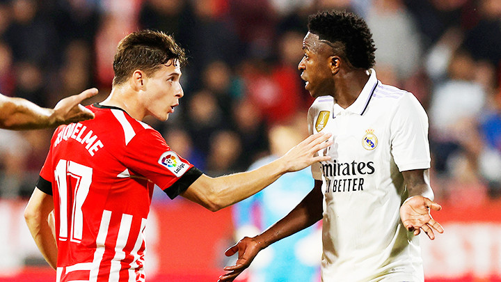 Vinicius (bên phải) chịu nhiều ức chế trong trận Real gặp Girona.