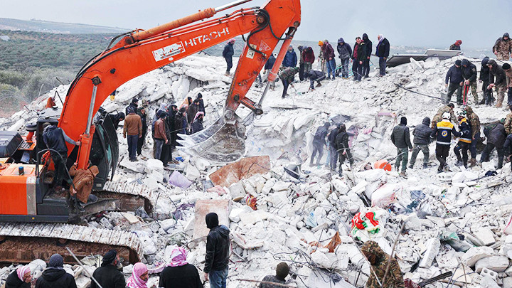 Thổ Nhĩ Kỳ gấp rút triển khai các nỗ lực cứu hộ nạn nhân. Ảnh: JAPAN TIMES